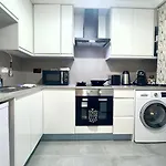 Luxury 2 Bedroom Apartment By Aljoori